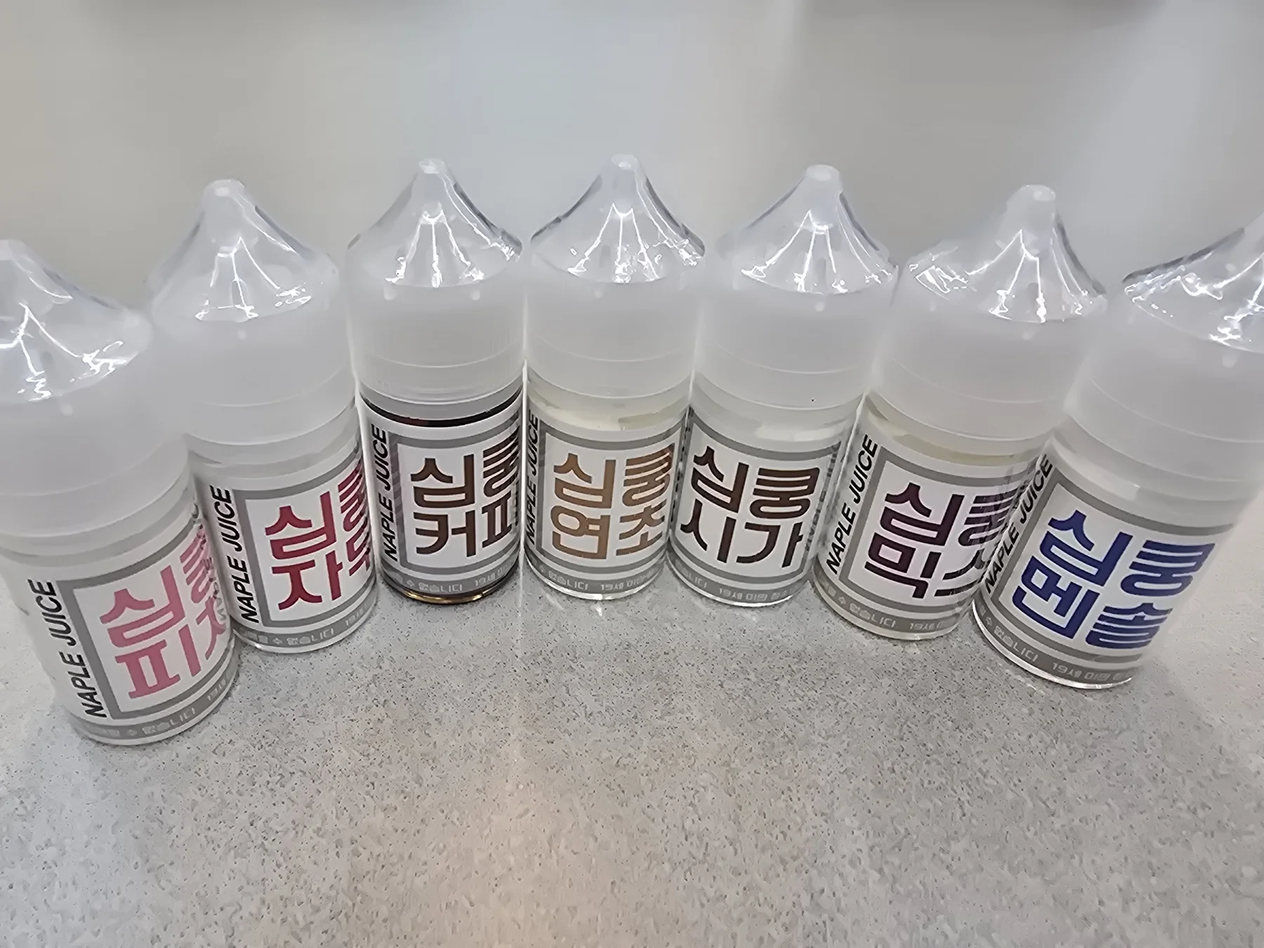 여러 심쿵액상을 비교하는 선택 전 무드보드 이미지